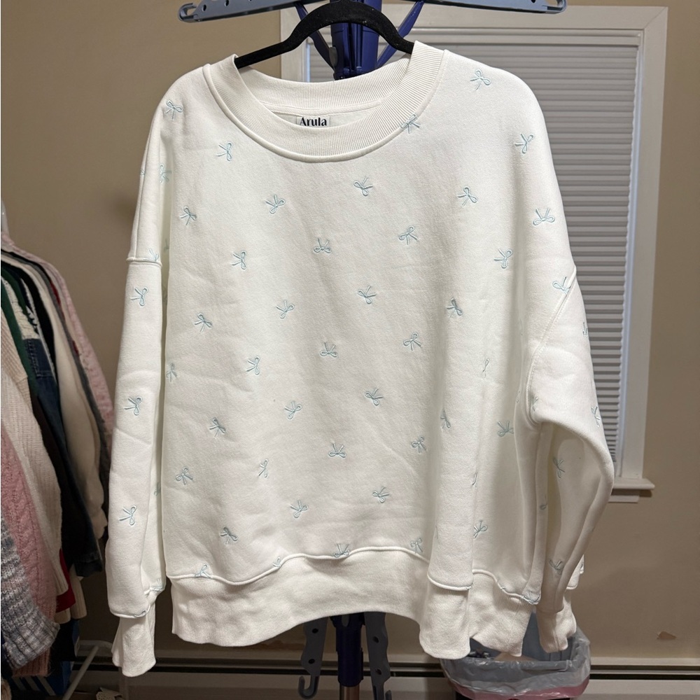NWOT Arula Size 0X White with embroidered blue bows Crew neck sweatshirt